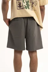 Short color beige con cintura elástica ajustable con cordón.