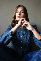 Camisa de jean celeste de manga 3/4, con frunces en los hombros y detalle de costuras en el pecho.