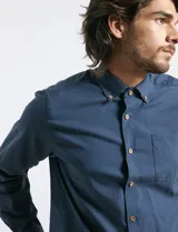 Camisa de manga larga con cuello button-down, bolsillo frontal y botones de madera. Confeccionada en una mezcla de poliéster y algodón.