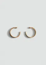Aros tipo argolla de diseño minimalista en color dorado, con cierre de perno.