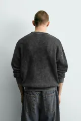 Sweater relaxed fit de canalé, color negro con efecto lavado, cuello redondo y manga larga con acabados en rib.