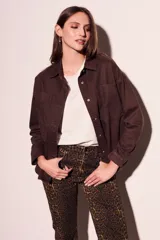 Sobrecamisa marrón de algodón con cuello camisero, cierre con botones a presión, dos bolsillos de parche en el pecho y corte recto.