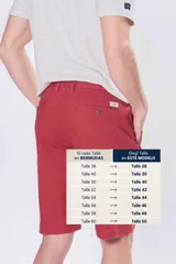 Bermuda clásica de gabardina color beige, con bolsillos traseros ojal con botón y etiqueta de la marca Legacy.