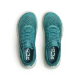 Championes de trail running Merrell modelo Antora 4, color turquesa con suela blanca. Diseño técnico con malla transpirable, refuerzos laterales y logo de la marca en el talón.