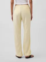 Pantalón de tiro bajo color blanco, de corte recto y holgado.
