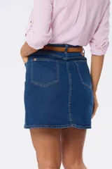 Pollera de jean azul de corte recto, con tiro alto, bolsillos y costuras en contraste.