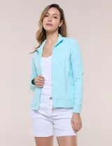 Campera liviana blanca de silueta entallada con protección solar UPF 50, cuello alto y cierre frontal completo. Cuenta con mangas largas y bolsillos laterales.