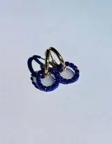 Aros tipo argolla dorados con dije circular de resina transparente y strass color fucsia.