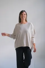 Sweater de punto color beige, de corte holgado y diseño minimalista con cuello redondo y mangas largas.