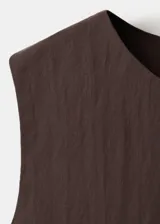 Top crop marrón sin mangas, de cuello redondo y corte recto, confeccionado en mezcla de lyocell y poliamida con cierre de botones en la parte posterior.