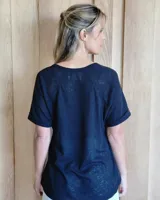 Remera cruda de algodón tramado, con escote en V, mangas cortas amplias y diseño holgado.