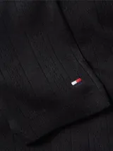 Camisa negra de algodón pointelle con cuello camisero, corte slim, manga larga y cierre frontal con botones.