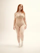 Soutien de copa soft sin aro, color beige claro, con tirantes finos ajustables y detalle de frunce central.