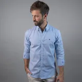 Camisa casual de algodón Oxford con spandex, color celeste, con cuello abotonado y logo bordado en el pecho.
