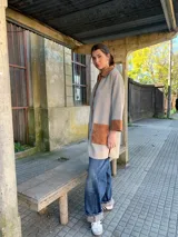 Camisa color beige con detalles en cuero color marrón en cuello, mangas y bolsillos.