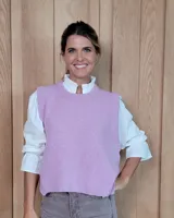 Chaleco de punto tejido en lana lambswool, color lila, con cuello redondo, diseño holgado y aberturas laterales en el ruedo.