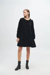 Vestido corto de terciopelo color cobre, con diseño de volados en capas, cuello redondo con detalle de volado y mangas largas con fruncidos.