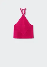 Top de crochet color fucsia, con diseño crop, cuello halter y cierre de lazo en el cuello.