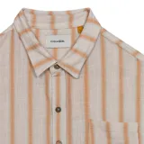 Camisa de manga corta Critical Slide modelo Dexter, con diseño de rayas verticales en tonos beige y naranja, cuello camisero, cierre frontal con botones y un bolsillo aplicado en el pecho.