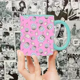 Taza de cerámica color rosa con asa celeste y estampado de Rick Sanchez y manos haciendo el gesto del dedo medio.