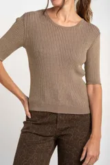 Sweater de punto acanalado color beige con hilos metalizados, de manga corta y escote redondo, corte ajustado al cuerpo.