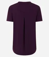 Remera deportiva de manga corta y cuello redondo, confeccionada en poliamida con elastano, de color rosado y diseño liso.