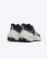 Championes de running Veja modelo Condor 3 ADV, con diseño técnico en tonos negro y gris, suela de plataforma blanca y logo lateral en color crema.