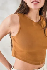 Top negro de algodón peinado, corte crop y cuello redondo.