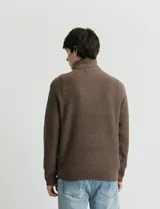 Remera de punto inglés con cuello alto y medio cierre metálico. Presenta mangas largas y puños en punto canalé.