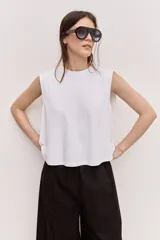 Musculosa blanca de corte cropped y recto, con cuello redondo y hombros estructurados.
