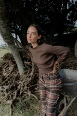 Pantalón de corte recto con estampado a cuadros en tonos marrones y rosados. Presenta una pretina elástica para mayor comodidad y está confeccionado en una tela acanalada con caída suave.