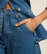 Short de jean azul claro, modelo mom, con cintura alta, cintura sastre y botón forrado.