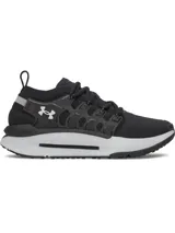 Championes Under Armour modelo Phantom X, de diseño deportivo y futurista. Presentan una parte superior de tejido transpirable en color negro, estructura de soporte en TPU en el mediopié con el logo de la marca y una entresuela de espuma blanca con amortiguación reactiva.