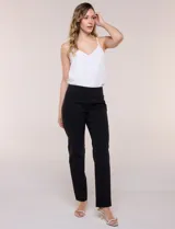 Pantalón blanco marca Ruby Rd. de gabardina elastizada, con pretina ancha elastizada, bolsillos delanteros simulados y bolsillos traseros aplicados.