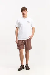 Short de algodón color beige, de diseño liso con cintura elastizada y cordón ajustable.