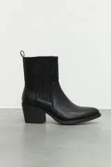 Bota corta de cuero sintético negro, estilo texana, con punta fina, cierre lateral metálico y taco ancho de 6,5 cm.