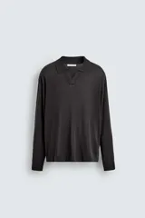 Polo de punto de manga larga con cuello solapa y abertura frontal, confeccionado en tejido de viscosa con acabados en rib.