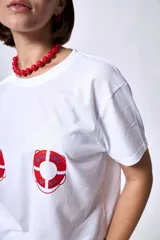 Remera blanca de algodón con cuello redondo y estampado de salvavidas con la inscripción "Anthea Crew Est 2015".