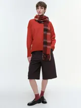 Buzo tejido de corte oversize en color rojo, con cuello redondo, hombros caídos y puños y bajo acanalados.