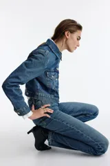 Jean de tiro alto y pierna recta confeccionado en denim de algodón con un leve porcentaje de stretch, de cinco bolsillos y diseño clásico en color azul con efecto deslavado.