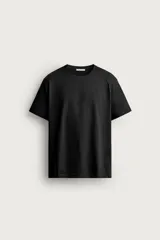 Remera regular fit de color negro, con cuello redondo y mangas cortas, de diseño liso y clásico.