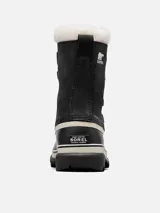 Bota de nieve Sorel modelo Caribou, con diseño impermeable de caña alta. Presenta una estructura de nubuck negro con costuras selladas, base de goma vulcanizada resistente al agua y forro interior de fieltro con borde de pelo sintético tipo Sherpa.