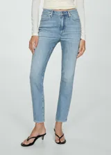 Jeans slim tiro medio de tejido de algodón elástico, color celeste, con diseño crop, bolsillos delanteros y traseros, trabillas y cierre de cremallera y botón.