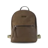 Mochila de diseño combinado en color marrón claro, con panel superior de textura gamuzada y panel inferior de cuero sintético liso. Cuenta con un bolsillo frontal con cierre, asa de mano superior y correas regulables para la espalda.