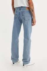 Jean Levi's 505 Regular Fit, color celeste claro, de pierna recta y tiro alto. Confeccionado en denim 100% algodón sin elasticidad, cuenta con cierre de cremallera y diseño de cinco bolsillos.