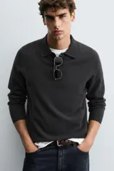 Polo de punto de corte regular fit, confeccionado en una mezcla de lana y cashmere. Presenta cuello solapa con cierre frontal de dos botones, manga larga y terminaciones en rib.