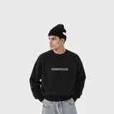 Sweater de punto acanalado en color negro, con cuello redondo y diseño de corte holgado. Presenta el nombre de la marca bordado en el centro del pecho en color blanco.