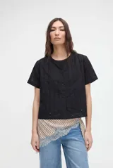 Blusa negra de manga corta en tela broderie con cuello redondo y cierre frontal de botones.