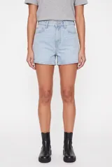 Short de denim negro de tiro alto, con bolsillos laterales y traseros, y cierre frontal con botón metálico.
