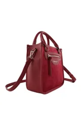 Cartera de mano Las Oreiro en color negro, con textura tipo gamuza, cierre frontal con bolsillo y correa ajustable extraíble.